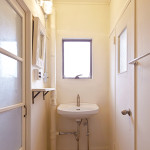 洗面器＋鏡＋棚のあかるくシンプルな洗面室。
